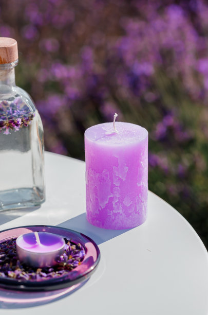 在普罗旺斯的田野里，篮子里放着美丽的薰衣草，薰衣草水和蜡烛。收获季节图片下载