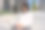 多种族女性坐在楼梯上用笔记本电脑工作图片下载