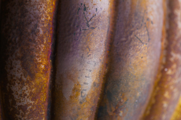 金属质感。枯燥乏味的图片壁纸。带肋的金属生锈表面。肋闪亮的表面。生锈的破旧金属背景。的背景。裂缝墙面纹理与复制空间。生锈的金属图片下载