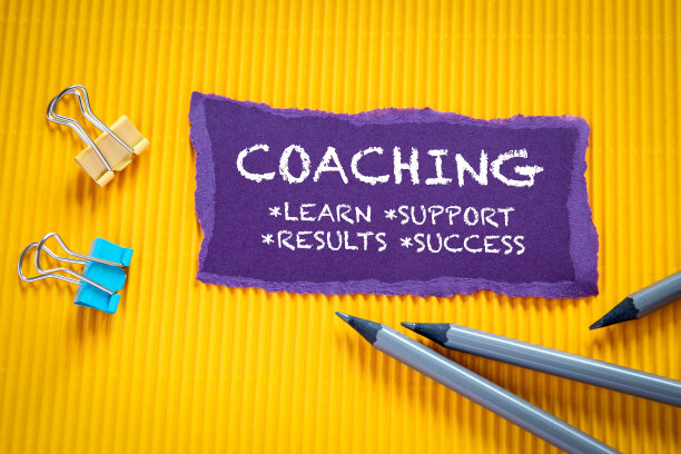 训练学习，支持，结果和成功的概念。文字在撕破的彩色纸上图片下载