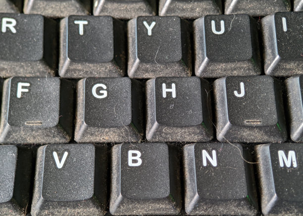 布满灰尘的电脑键盘图片图片下载