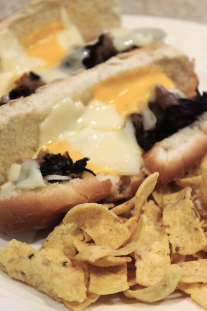 免版税照片-美味的三明治背景的网站，食品博客，或营销-我们的两个双层奶酪牛排三明治脆玉米片午餐特选-牛排三明治顶部融化的切达干酪和波萝沃隆-最佳菜单艺术照片图片下载