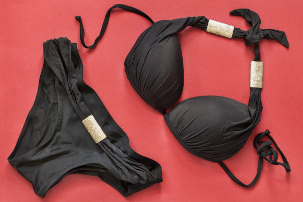 红色背景下的比基尼图片下载