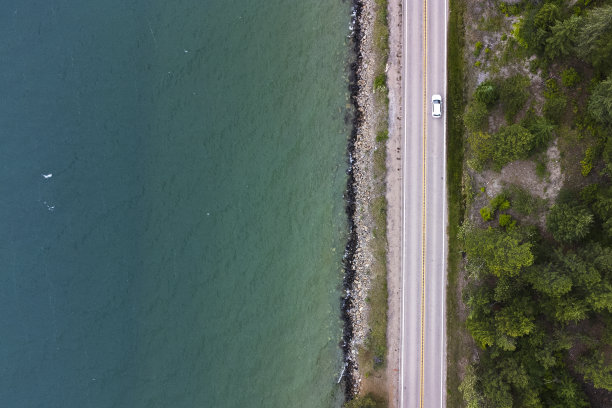 蒙大拿州的湖路图片下载
