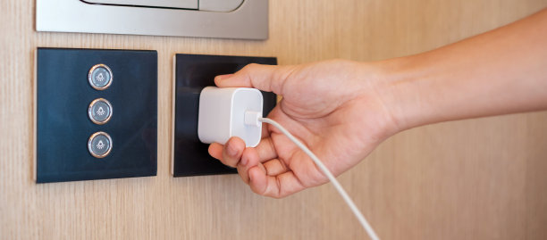 特写手指拔掉或家中电器的插头。节能，电力，电气和生活方式的概念图片下载