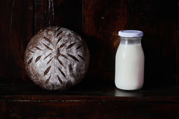 乡村风格的黑面包和一瓶牛奶图片下载