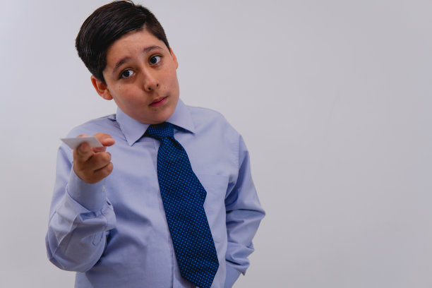 一个穿着衬衫和领带的商人，递给他一张名片图片下载