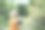 运动年长妇女伸展手臂在公园。图片下载