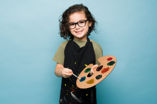 有创造力的男孩学习绘画，成为一名艺术家图片下载