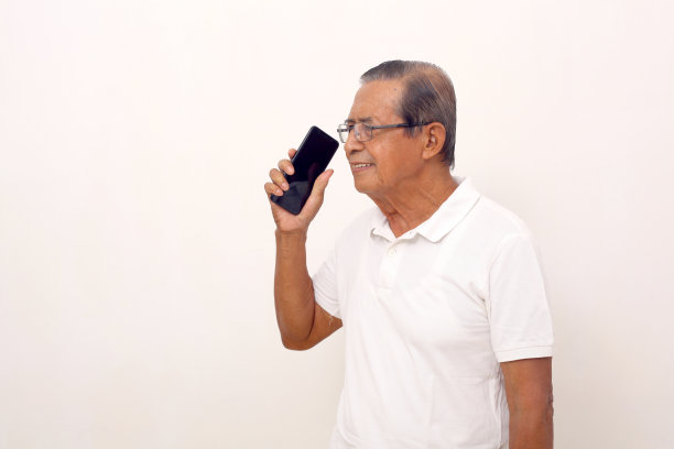 快乐的亚洲老人站在电话。孤立在白色背景上图片下载