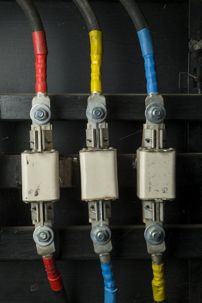 控制面板上三相电线的开关。电工技术连接电源380v图片下载