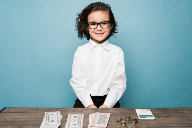 一个快乐的男孩的肖像玩作为一个会计图片下载