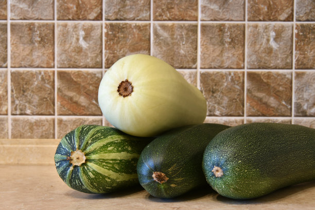 厨房桌上有新鲜的西葫芦图片下载