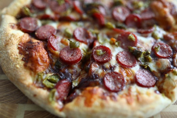 新鲜出炉的披萨配上酥脆的芝士和美味的辣香肠，即食图片下载