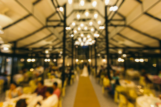 复古的色调模糊的形象的食品摊在晚上的节日与散景图片下载