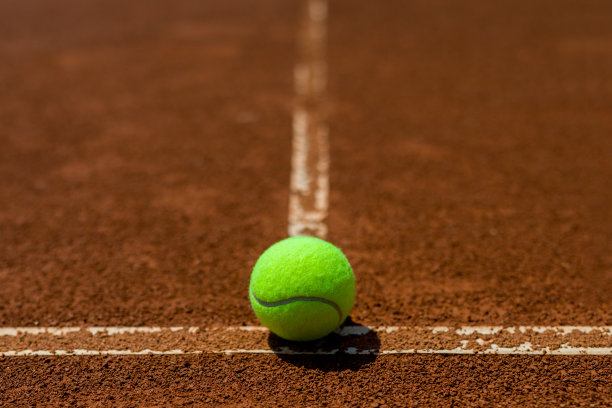 沙滩网球场上的绿色网球图片下载