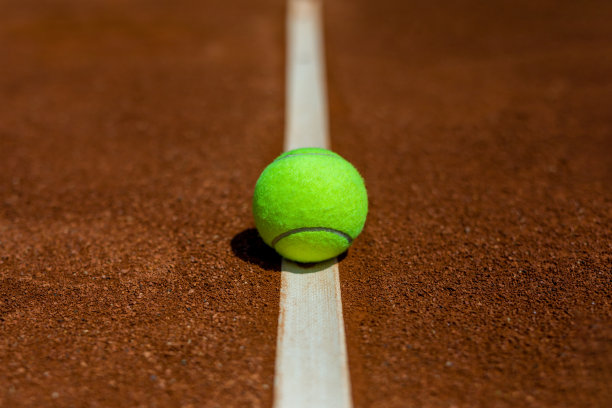 沙滩网球场上的绿色网球图片下载