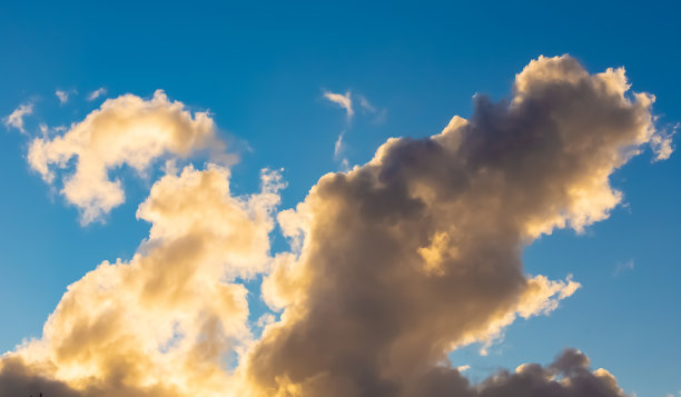 云在蔚蓝色的天空图片下载