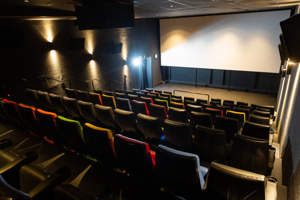 设有各种颜色座椅的影厅图片下载