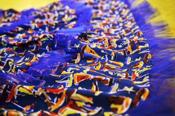 孩子的蓝色裙子，特写细节，选择性选择性聚焦。Crustota和时尚。裙子上的褶皱和不同的图案图片下载