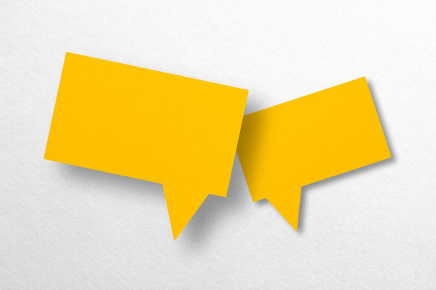 语音气球形状的黄色纸孤立在白色背景。图片下载