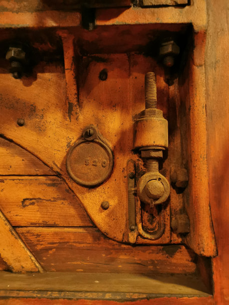 生锈的废弃农用机械图片下载