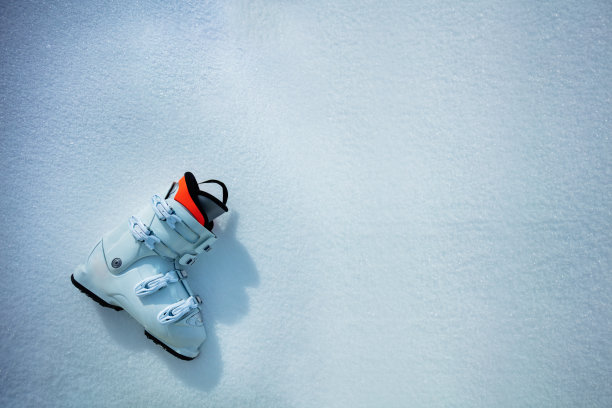 高山滑雪靴，在雪山之上度假的概念图片下载