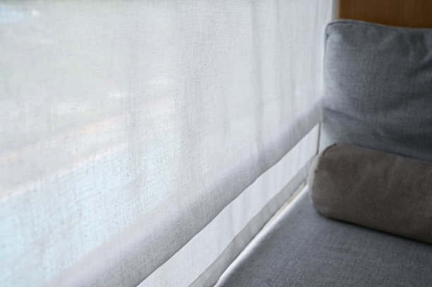 灰色枕头放在阳台上图片下载