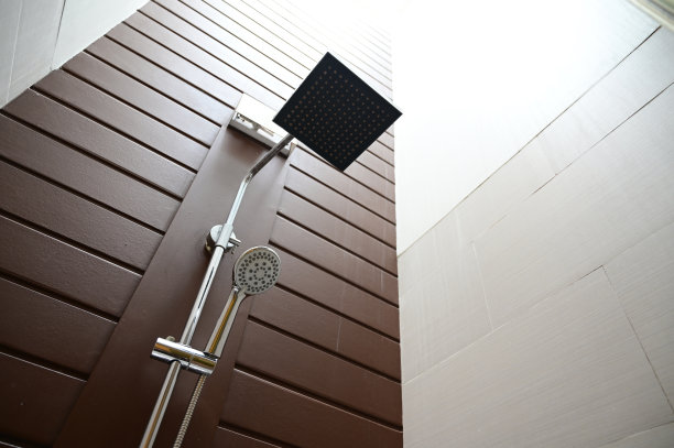 白色浴室的消防栓淋浴图片下载