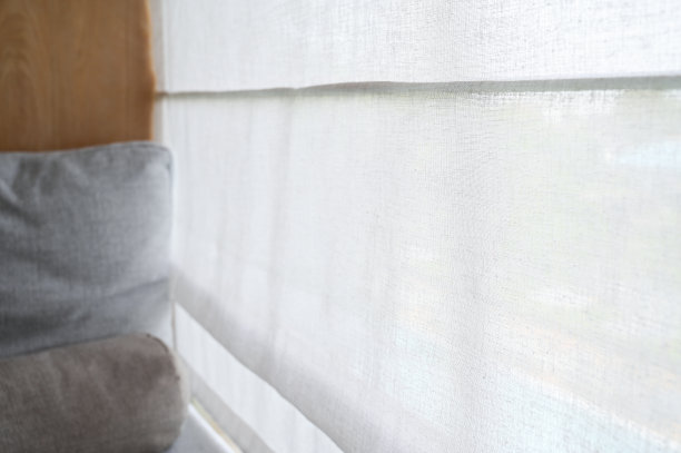 灰色枕头放在阳台上图片下载