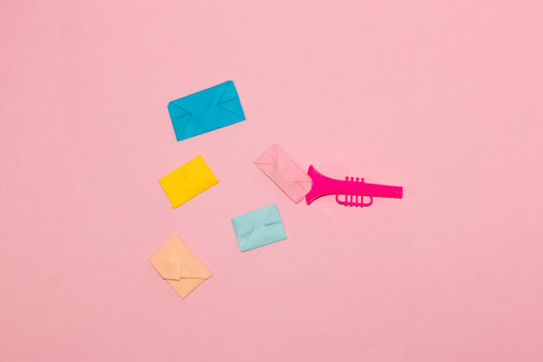 粉红色的小号从其中五颜六色的小字母中迸发出创意艺术的现代设计图片下载