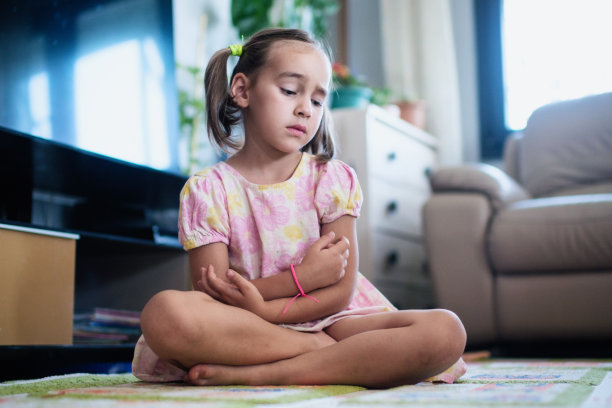 一个悲伤的女孩在家里的情感画像图片下载