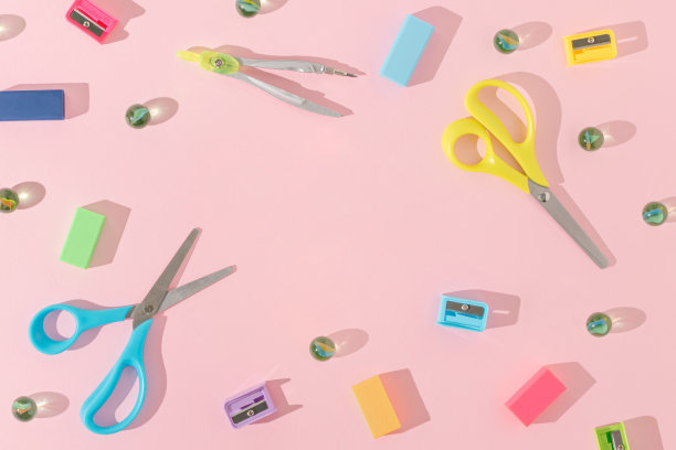 色彩鲜艳的学校设备时髦的组成在明亮的粉红色的背景。创意趣味重回校园理念。平面铺设与拷贝空间。图片下载