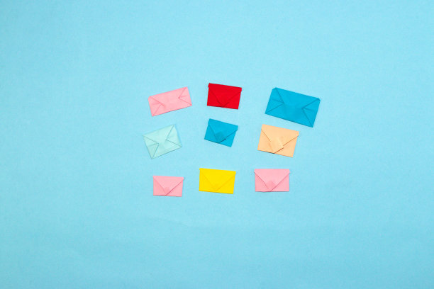 蓝色背景的彩色信封，创意的艺术设计，最小的概念图片下载