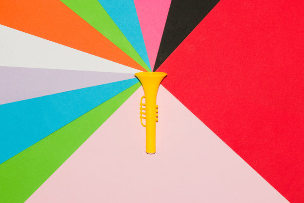 黄色小号，彩色抽象背景，创意艺术设计图片下载