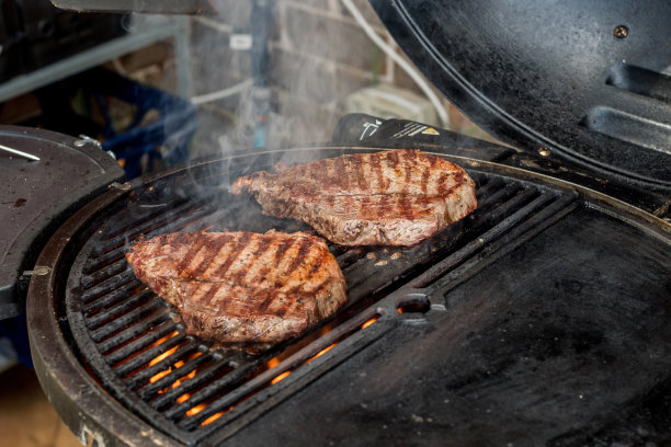 用烧烤盘烤牛刀牛排。后院烧烤烧烤烹饪。图片下载