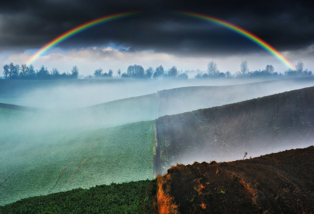 彩虹和戏剧性的灰色天空与云景观图片下载