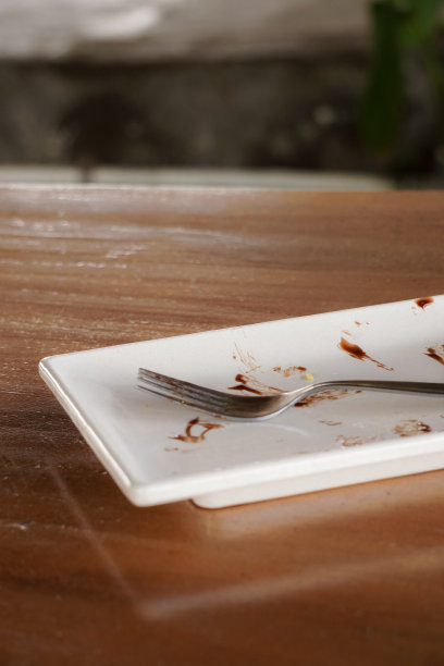 带有巧克力污渍的白色盘子图片下载