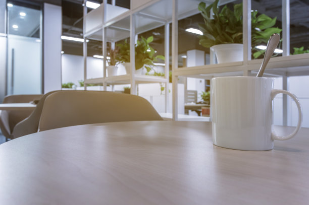 现代办公室内休息区，配有转椅、圆木桌和咖啡图片下载