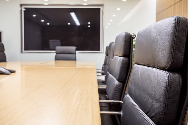 办公室董事会会议室里空着桌椅图片下载