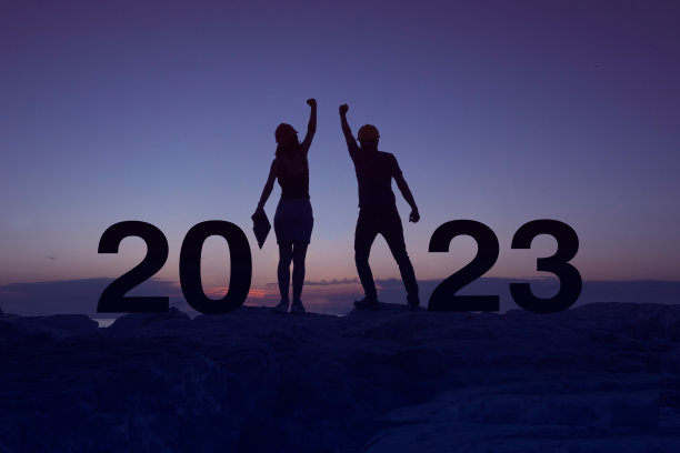 一名妇女和一名男子庆祝2023年新年的剪影图片下载