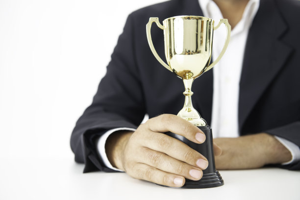 拿着奖杯图片下载