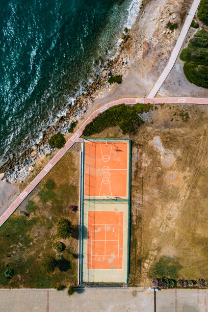 鸟瞰海边篮球场图片下载