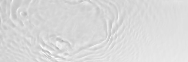 浅灰色透明清澈平静的水面纹理具有飞溅、波浪和气泡。时髦的抽象自然背景。水在阳光下起伏。长长的横幅图片下载