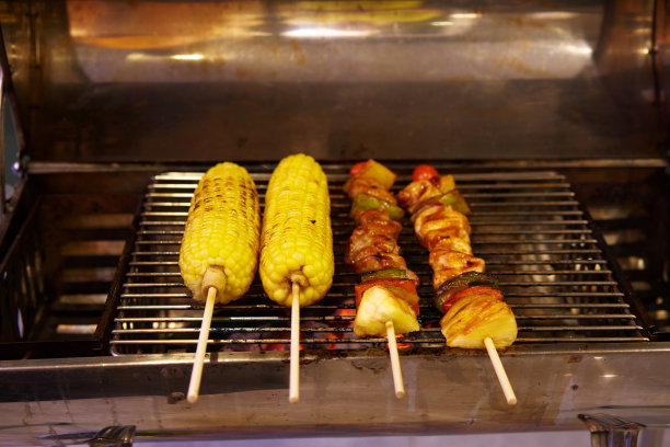 后院派对烧烤烧烤。烤玉米棒，烧烤炉烹饪特写。图片下载