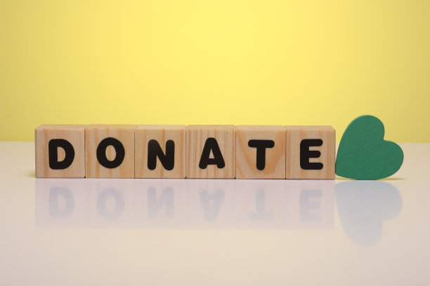 在木制立方体上贡献文字图片下载