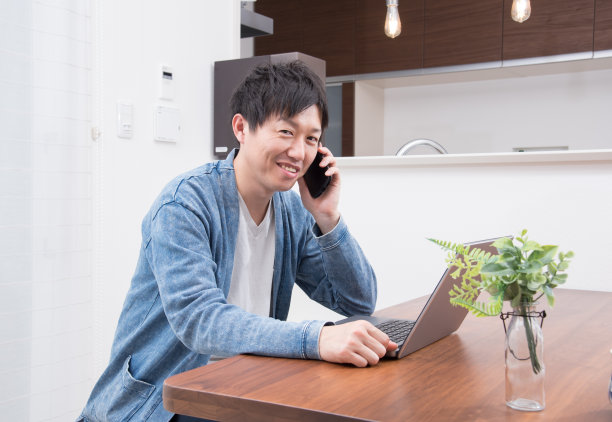 日本男人在家里的客厅工作图片下载