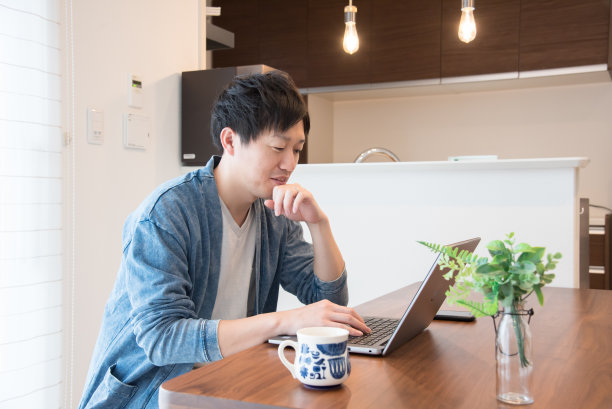 日本男人在家里的客厅工作图片下载