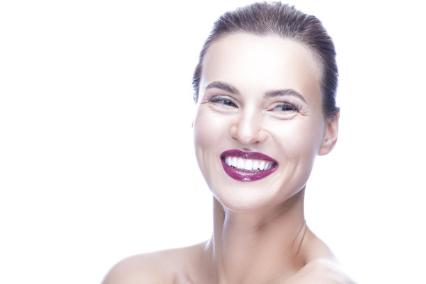 美丽的肖像可爱的快乐高加索黑发妇女与新鲜清洁皮肤健康面部治疗，美容，美容和水疗。图片下载