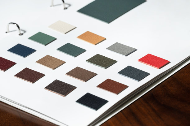 高质量的样品书的顶级粒皮革在木制背景皮革工业。图片下载